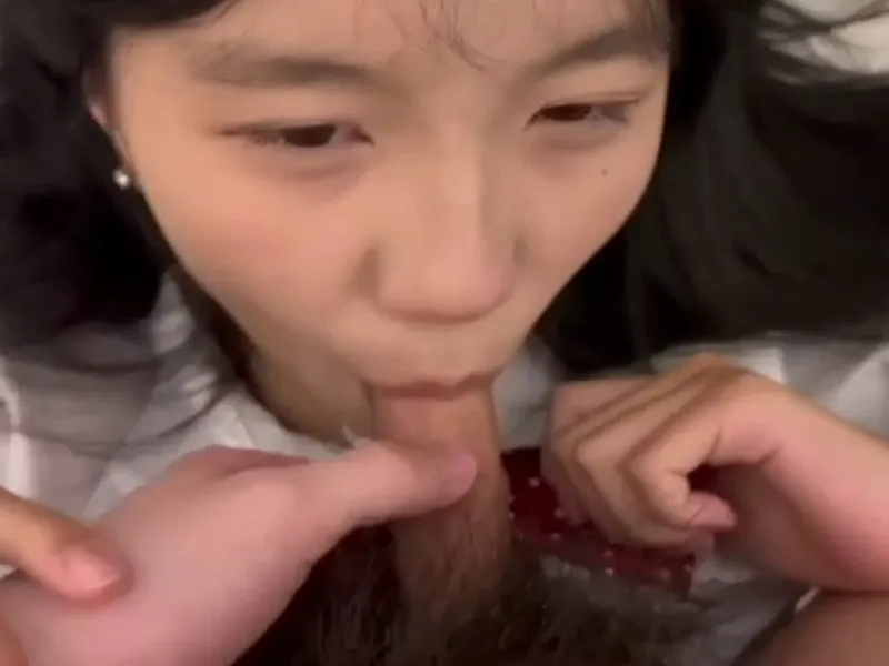 Em loli dễ thương liếm cò biến em thành con em đào nứng lồn p2